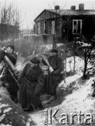 03.1945, Kołobrzeg, Polska.
4 Dywizja Piechoty, obsługa moździerza w trakcie strzelania.
Fot. Józef Rybicki, zbiory Fundacji Ośrodka KARTA