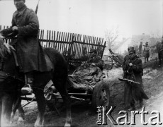04.1945, miejsce nieznane, Polska.
Załoga moździerza schodzi z brzegu do przeprawy przez Odrę.
Fot. Józef Rybicki, zbiory Fundacji Ośrodka KARTA