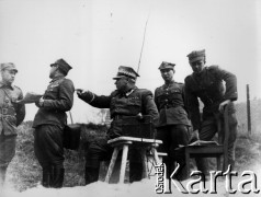 04.1945, miejsce nieznane, Polska.
Generał Bolesław Kieniewicz (w środku) w punkcie dowodzenia przeprawą przez Odrę.
Fot. Józef Rybicki, zbiory Fundacji Ośrodka KARTA