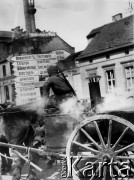 05.1945, Berlin, Niemcy.
Kucharz wojskowy zatrzymał swoją ciągnietą przez konie kuchnię polową i wczytuje się w tablicę informacyjną przy Hindenburg-Platz.
Fot. Józef Rybicki, zbiory Fundacji Ośrodka KARTA