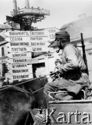 05.1945, Berlin, Niemcy.
Kucharz wojskowy zatrzymał swoją ciągnietą przez konie kuchnię polową i wczytuje się w tablicę informacyjną przy Hindenburg-Platz.
Fot. Józef Rybicki, zbiory Fundacji Ośrodka KARTA