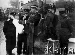 04.1945, miejsce nieznane, Polska.
Generał polski rozmawia z dwoma oficerami radzieckiej marynarki na stanowisku dowodzenia przy przeprawie przez Odrę. W głębi widoczny generał Bolesław Kieniewicz.
Fot. Józef Rybicki, zbiory Fundacji Ośrodka KARTA