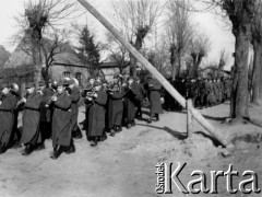 1945, miejsce nieznane, Polska.
Orkiestra wojskowa maszeruje pod szlabanem na czele kolumny wojska.
Fot. Józef Rybicki, zbiory Fundacji Ośrodka KARTA