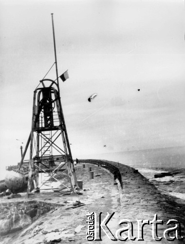 03.1945, Kołobrzeg, Polska.
Falochron kołobrzeskiego portu po zakończeniu walk.
Fot. Józef Rybicki, zbiory Fundacji Ośrodka KARTA