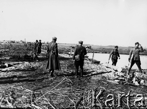 04.1945, miejsce nieznane, Polska.
Polscy saperzy przy budowie mostu pontonowego przez rzekę (Stara Odra?).
Fot. Józef Rybicki, zbiory Fundacji Ośrodka KARTA