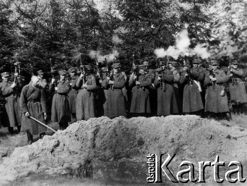 03.1945, Kołobrzeg, Polska.
Pododdział oddaje salwę honorową nad mogiłą w czasie pogrzebu.
Fot. Józef Rybicki, zbiory Fundacji Ośrodka KARTA