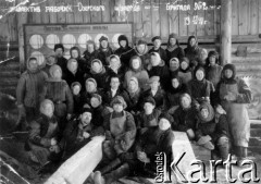 19.03.1941, Swierdłowska obł., ZSRR.
Grupa zesłańców, robotników leśnych w strojach roboczych. Napis wydrapany na oryginalnym negatywie: 