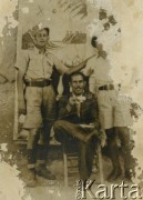 1942-1943, Bliski Wschód
Dwaj junacy, z lewej stoi Eugeniusz Skowalczyński (uczestnik walk pod Monte Cassino). W środku siedzi mężczyzna w garniturze, trzymający w dłoni filiżankę.
Fot. NN, zbiory Ośrodka KARTA, udostępniła Teresa Pawłowska