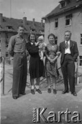1945, Fulda, III Rzesza Niemiecka.
Grupa osób na tle zruinowanych domów, z lewej stoi Marceli Ślaski.
Fot. NN, zbiory Ośrodka KARTA, zdjęcia z kolekcji Marcelego Ślaskiego udostępniła Barbara Gleb

