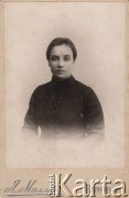 Przed 1914, Wołkowysk, Cesarstwo Rosyjskie.
Portret młodej kobiety w czarnej sukni.
Fot. J. Miller, zbiory Ośrodka KARTA, udostępniła Janina Bojarska
   
