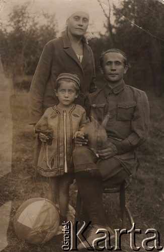 Po 1917, Rosja.
Fotografia rodzinna, mężczyzna z królikiem, chłopiec z piłką i młoda kobieta w chustce na głowie.
Fot. NN, zbiory Ośrodka KARTA, udostępniła Janina Bojarska
   
