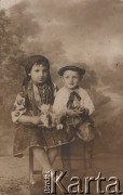Przed 1920, brak miejsca.
Portret dziewczynki i chłopca w regionalnych strojach.
Fot. NN, zbiory Ośrodka KARTA, udostepniła Janina Bojarska
   
