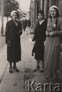 1920-1939, Wołkowysk, woj. białostockie, Polska.
 Trzy młode kobiety na ulicy.
Fot. NN, zbiory Ośrodka KARTA, udostępniła Janina Bojarska
   
