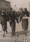 1920-1939, Wołkowysk, woj. białostockie, Polska.
 Trzy kobiety idące ulicą.
Fot. NN, zbiory Ośrodka KARTA, udostępniła Janina Bojarska
   
