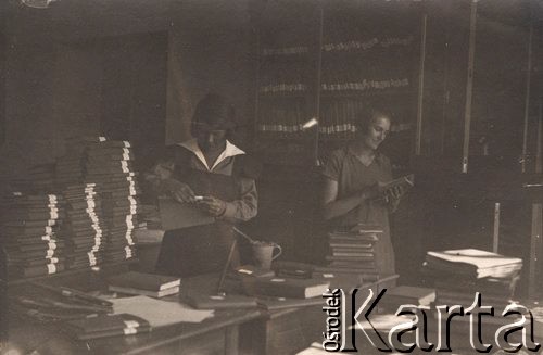 1920-1939, Wołkowysk, woj. białostockie, Polska.
Dwie uczennice w bibliotece seminarium nauczycielskigo.
Fot. NN, zbiory Ośrodka KARTA, udostępniła Janina Bojarska
   
