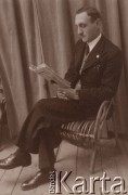 14.03.1938, Sarny, Wołyń, Polska.
 Portret mężczyzny z gazetą, podpis na odwrocie: 