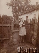 1930, Stale, woj. lwowskie, Polska.
Młoda kobieta z wiadrem przy studni.
Fot. NN, zbiory Ośrodka KARTA, udostepniła Janina Bojarska
   
