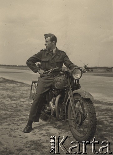 Ok. 1945, III Rzesza Niemiecka. 
Polski lotnik na motocyklu. Na odwrocie: pieczątka: 
