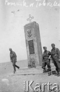 1942, Tobruk, Afryka.
Pomnik poległych polskich żołnierzy, napis 