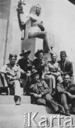 Czerwiec 1941, Aleksandria, Egipt., Afryka.
Plac Mahomeda Ali, polscy i australijscy żołnierze obok posągu bogini z krzyżem ankh, podpis na odwrocie: 