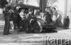 1945-1946, Włochy.
Grupa żołnierzy 2 Korpusu przy samochodzie.
Fot. NN, zbiory Ośrodka KARTA, kolekcję Stanisława Jankowskiego udostępnił Piotr Jankowski
 
