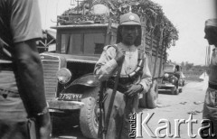 1942-1944, Pakistan. 
Żołnierze na drodze do Karaczi.
Fot. NN, zbiory Ośrodka KARTA, kolekcję Stanisława Jankowskiego udostępnił Piotr Jankowski
 
