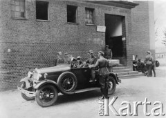 1918-1939, Polska.
Pułkownik lotnictwa w służbowym samochodzie, na tablicy przy drzwiach napis: 