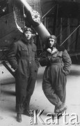 1918-1939, Polska.
Jan Sianos (z lewej) przy samolocie typu Bristol Fighter.
Fot. Jan Sianos, zbiory Ośrodka KARTA, udostępnili Scholastyka i Jerzy Królowie

