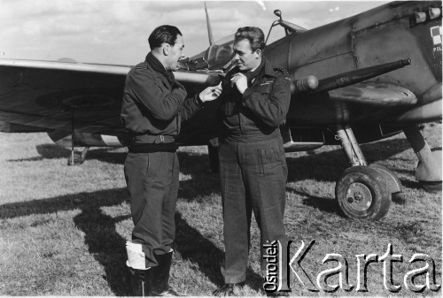 29.10.1944, St Denijs Westerm k/Gandawy, Belgia.
Z prawej stoi ppłk. pilot Aleksander Gabszewicz, d-ca 18 Sektora Myśliwskiego RAF, z lewej kpt. Karol Pniak, w tle samolot typu 