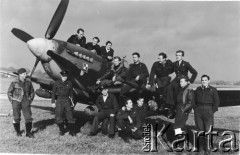 Jesień 1944, St Denijs Westerm k/Gandawy, Belgia.
Lotnicy jednego z polskich dywizjonów przy samolocie typu 