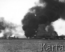 1.01.1945, St Denijs Westerm k/ Gandawy, Belgia.
Lotnisko sił alianckich zbombardowane przez Niemców, płonące samoloty amerykańskie typu 
