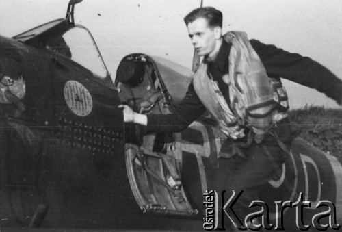 1942-1943, Wielka Brytania.
 Sierżant pilot Aleksander Kwaśniewski podczas alarmu. Krzyże na kadłubie samolotu Spitfire V Dywizjonu 303 symbolizują zestrzelone samoloty wroga.
Fot. NN, zbiory Ośrodka KARTA, kolekcję Sylwestra Patoki udostępnił Piotr Trąbiński
   
