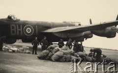 1945, Wielka Brytania.
 Samolot Lancaster Dywizjonu 300, ładowanie towaru na zrzuty do północnej Holandii.
Fot. NN, zbiory Ośrodka KARTA, kolekcję Sylwestra Patoki udostępnił Piotr Trąbiński
   
