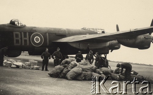 1945, Wielka Brytania.
 Samolot Lancaster Dywizjonu 300, ładowanie towaru na zrzuty do północnej Holandii.
Fot. NN, zbiory Ośrodka KARTA, kolekcję Sylwestra Patoki udostępnił Piotr Trąbiński
   

