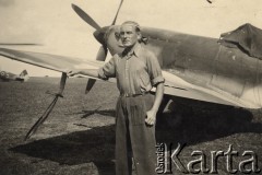1945-1946, Niemcy.
 Sylwester Patoka, mechanik, przy samolocie Spitfire XVI Dywizjonu 308.
Fot. NN, zbiory Ośrodka KARTA, kolekcję Sylwestra Patoki udostępnił Piotr Trąbiński
   
