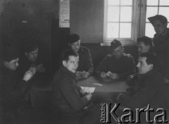 1943-1944, Wielka Brytania.
Mechanicy w kantynie, gra w karty.
Fot. NN, zbiory Ośrodka KARTA, kolekcję Sylwestra Patoki udostępnił Piotr Trąbiński
   
