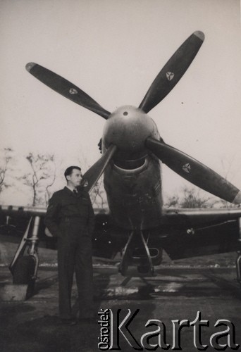1945-1946, Wielka Brytania. 
 Lotnik przy samolocie Mustang IV Dywizjonu 303.
Fot. NN, zbiory Ośrodka KARTA, kolekcję Sylwestra Patoki udostępnił Piotr Trąbiński
   
