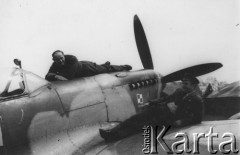 1945-1946, Niemcy.
 Lotnicy przy samolocie Spitfire XVI Dywizjonu 302.
Fot. NN, zbiory Ośrodka KARTA, kolekcję Sylwestra Patoki udostępnił Piotr Trąbiński
   
