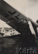 1945, III Rzesza Niemiecka.
 Sylwester Patoka obok wraku myśliwca niemieckiego Focke-Wulf FW 190.
Fot. NN, zbiory Ośrodka KARTA, kolekcję Sylwestra Patoki udostępnił Piotr Trąbiński
   
