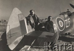 1945-1946, Niemcy.
 Lotnicy przy samolocie Spitfire XVI Dywizjonu 308, z lewej sierżant pilot L. Kuczyński.
Fot. NN, zbiory Ośrodka KARTA, kolekcję Sylwestra Patoki udostępnił Piotr Trąbiński
   
