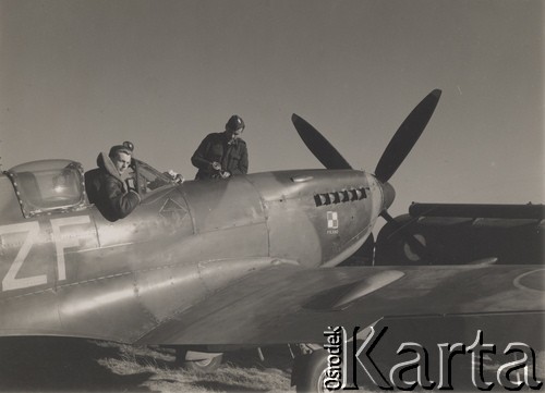 1945-1946, Niemcy.
 Uzupełnianie paliwa przed lotem bojowym samolotu Spitfire XVI Dywizjonu 308, w kabinie sierżant pilot L. Kuczyński, z prawej mechanik Sylwester Patoka.
Fot. NN, zbiory Ośrodka KARTA, kolekcję Sylwestra Patoki udostępnił Piotr Trąbiński
   
