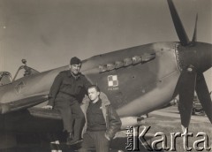 1945-1946, Niemcy.
 Mechanik Sylwester Patoka i sierżant pilot L. Kuczyński przy samolocie Spitfire XVI Dywizjonu 308.
Fot. NN, zbiory Ośrodka KARTA, kolekcję Sylwestra Patoki udostępnił Piotr Trąbiński
   
