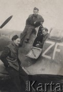 1944-1945, prawdopodobnie Belgia.
 Mechanicy sprawdzają działanie przyrządów pokładowych w samolocie Spitfire IX Dywizjonu 308, w kabinie siedzi Sylwester Patoka.
Fot. NN, zbiory Ośrodka KARTA, kolekcję Sylwestra Patoki udostępnił Piotr Trąbiński
   
