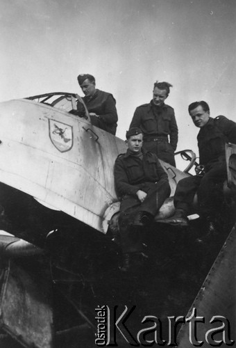 1945-1946, Niemcy.
 Lotnicy przy wraku niemieckiego samolotu myśliwskiego, w kabinie mechanik Sylwester Patoka.
 Fot. NN, pieczątka na odwrocie: 