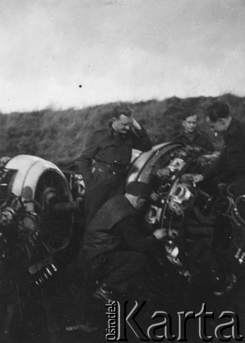 1945-1946, Niemcy.
 Silnik zestrzelonego niemieckiego samolotu.
 Fot. NN, pieczątka na odwrocie: 