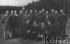 1943, Sagan (Żagań), III Rzesza Niemiecka.
Obóz jeniecki Stalag Luft III, polscy piloci myśliwscy zestrzeleni podczas walk powietrznych nad terytorium Niemiec. Stoją od lewej: Bronisław Mickiewicz (zestrzelony w Dywizjonie 315), Władysław Szczęśniewski (315), Zbigniew Gutowski (302), Stefan Kołodyński (303), Zbigniew Kustrzyński (303), Witold Łokuciewski (303), Eugeniusz Nowakiewicz (302), Wacław Wilczewski (316), Stefan Janus, Lech Xiężopolski (542 RAF), Stanisław Pietraszkiewicz (315), Roman Pentz (306), Emil Landsman (306), Czesław Daszuta (306), na dole od lewej: Bernard Buchwald (316), Stanisław Król (74 RAF), Jerzy Zbierzchowski (308), Stefan Maciejewski (308).
Fot. NN, zbiory Ośrodka KARTA, kolekcję Sylwestra Patoki udostępnił Piotr Trąbiński