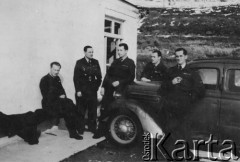 1945-1946, brak miejsca.
Polscy lotnicy. 2. z lewej stoi Sylwester Patoka.
Fot. NN, zbiory Ośrodka KARTA, kolekcję Sylwestra Patoki udostępnił Piotr Trąbiński
   
