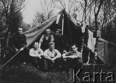 Ok. 1944, brak miejsca.
 Mechanicy przed namiotem, wyżej drugi od lewej siedzi Sylwester Patoka.
Fot. NN, zbiory Ośrodka KARTA, kolekcję Sylwestra Patoki udostępnił Piotr Trąbiński
   
