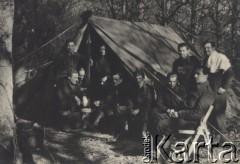 Ok. 1944, brak miejsca.
 Polscy żołnierze.
Fot. NN, zbiory Ośrodka KARTA, kolekcję Sylwestra Patoki udostępnił Piotr Trąbiński
   
