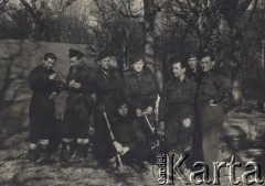 Ok. 1944, brak miejsca.
 Polscy żołnierze, trzeci od lewej stoi Sylwester Patoka.
Fot. NN, zbiory Ośrodka KARTA, kolekcję Sylwestra Patoki udostępnił Piotr Trąbiński
   
